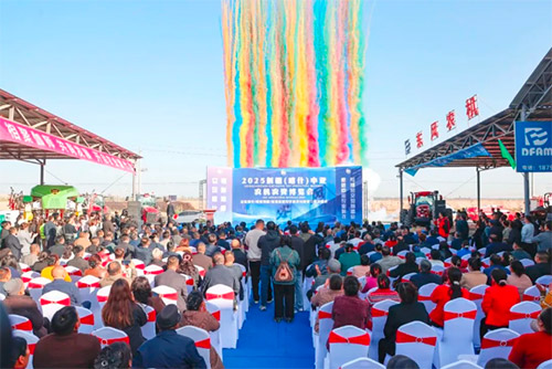 9001诚信金沙亮相2025新疆（喀什）・中亚农机农资博览会！国产采棉机田间演示展硬核实力